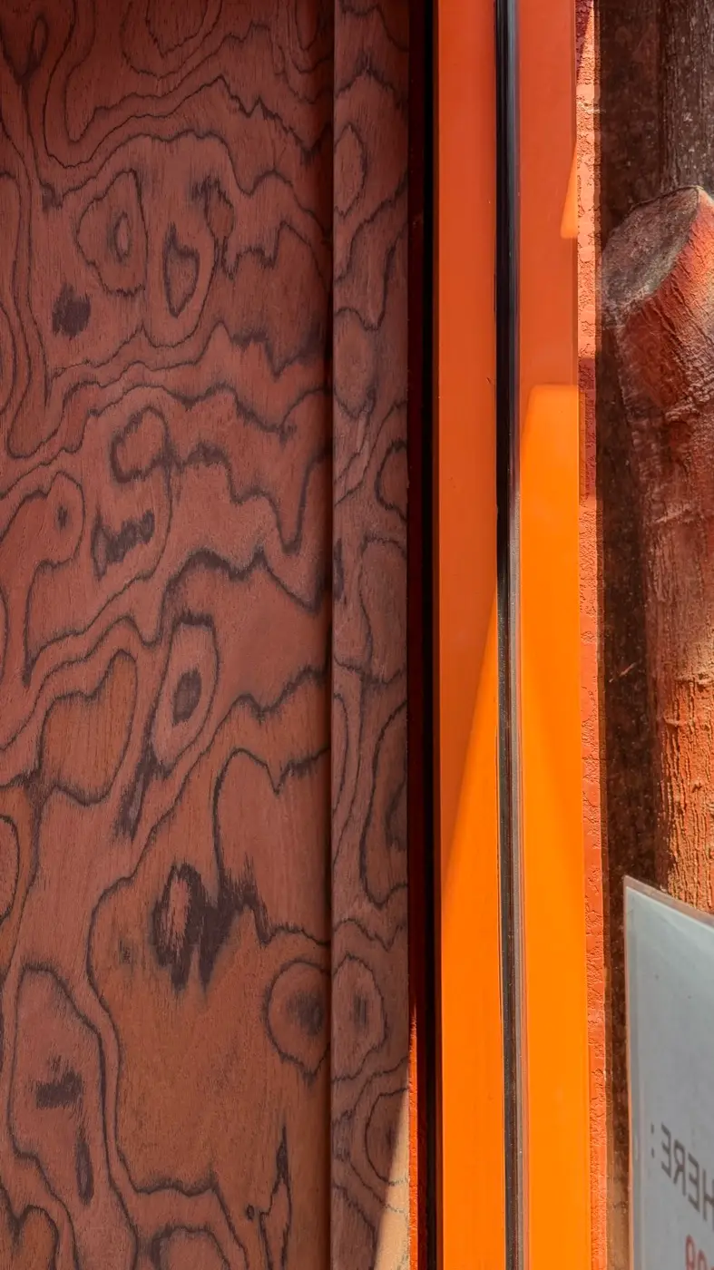 Detail serat LV Brown Gothic Burl 3398 pada arch Humble Super Cafe