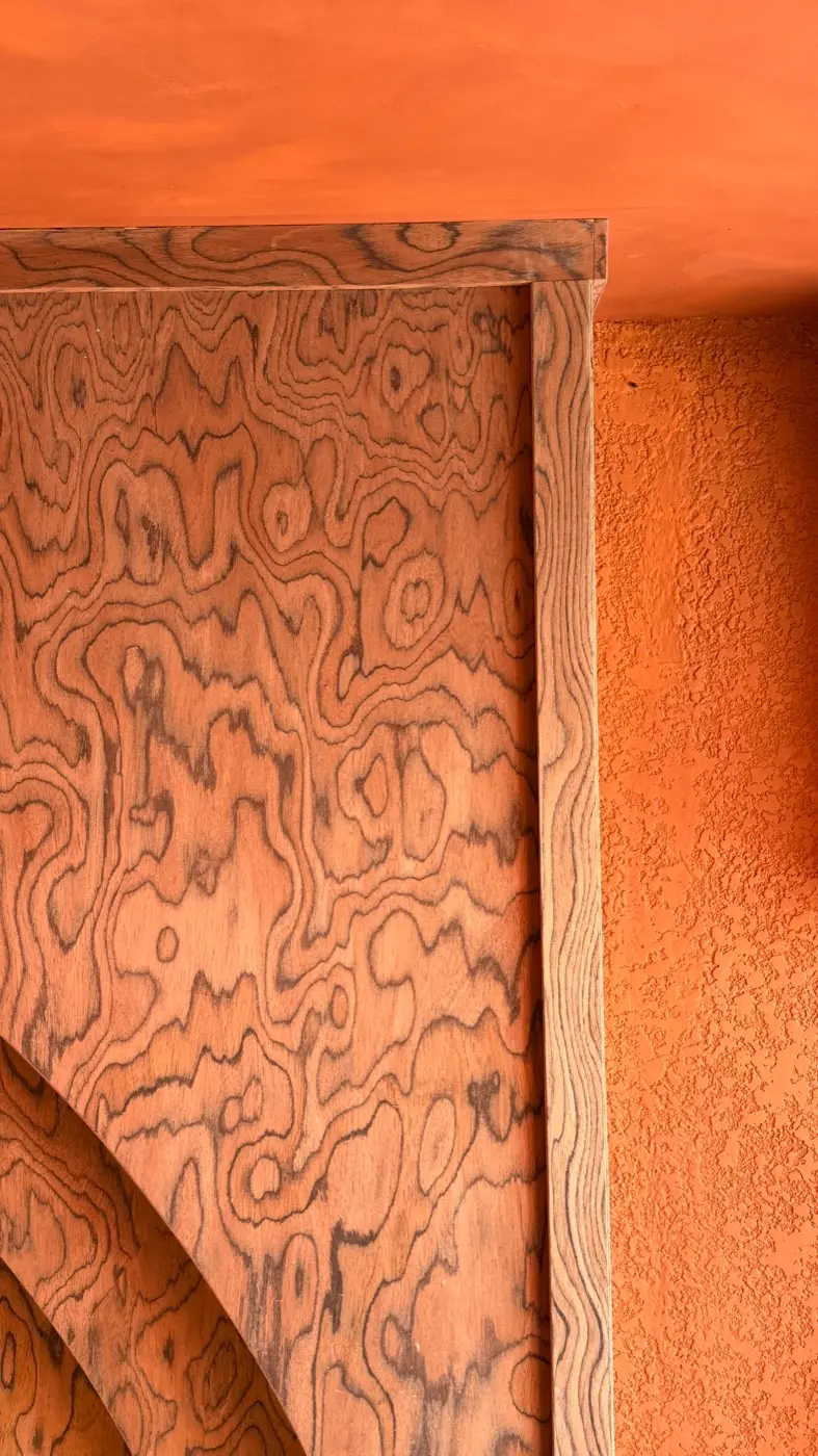 Kombinasi LV Brown Gothic Burl pada counter dengan dinding tekstur terracotta